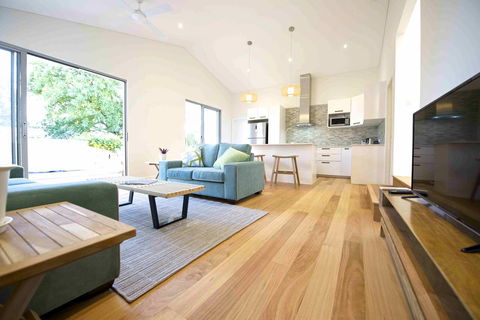 Sunny Blinco Street House - Accommodation in Surfers Paradise 1