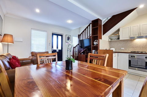Fremantle Townhouse Unit 6 - Accommodation in Surfers Paradise 0