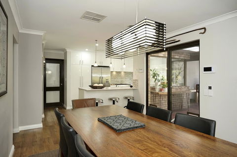 Marcus Villa Booragoon - Accommodation in Surfers Paradise 13