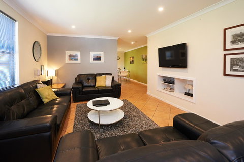 Albany Harbourside Apartments And Houses - Accommodation in Surfers Paradise 10