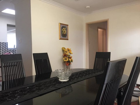 â˜… Stylish Family Home! â˜… - Accommodation in Surfers Paradise 7