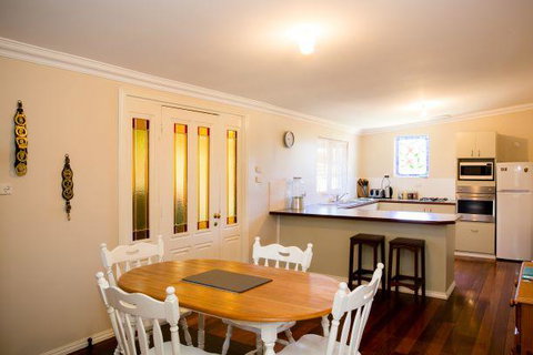 Yvonnes Rest Holiday Home - Accommodation in Surfers Paradise 0