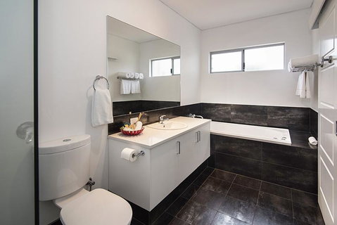 Churchill Studios - Accommodation in Surfers Paradise 1
