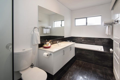 Churchill Studios - Accommodation in Surfers Paradise 4