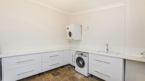 Leisurely Manor - Spacious Three Bedroom Home In Fremantle - Accommodation in Surfers Paradise 9