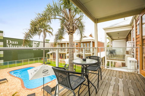 Nightcap At The Ship Inn - Accommodation in Surfers Paradise 2