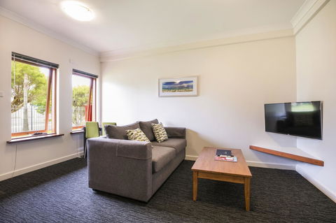 Nightcap At The Ship Inn - Accommodation in Surfers Paradise 1