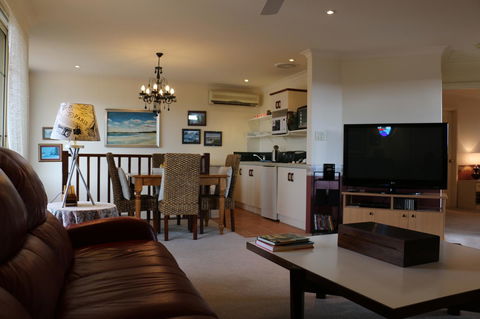 Crossland House - Accommodation in Surfers Paradise 14