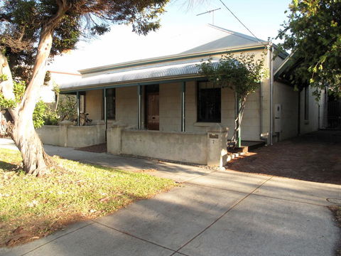 The Russell House - Accommodation in Surfers Paradise 23