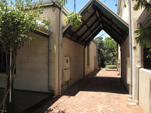 The Russell House - Accommodation in Surfers Paradise 24