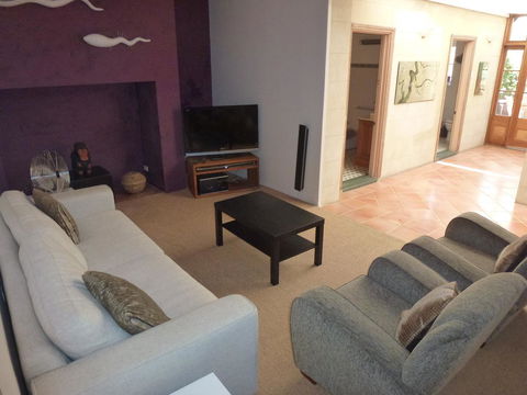 The Russell House - Accommodation in Surfers Paradise 6