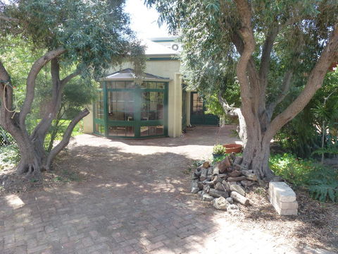 The Russell House - Accommodation in Surfers Paradise 22