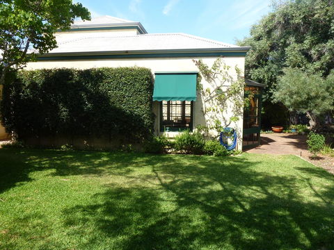 The Russell House - Accommodation in Surfers Paradise 19