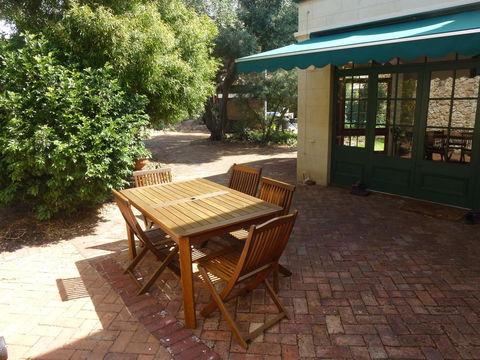 The Russell House - Accommodation in Surfers Paradise 16