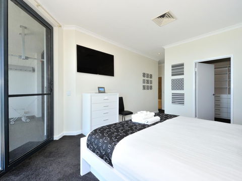 Nautilus By Rockingham Apartments - Accommodation in Surfers Paradise 3