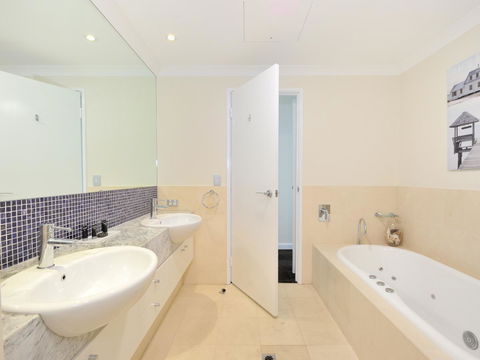 Nautilus By Rockingham Apartments - Accommodation in Surfers Paradise 5