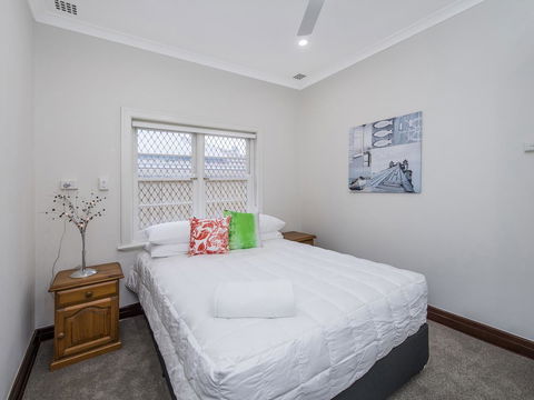 Luxury Federation Style Home - Sleeps 10 - Accommodation in Surfers Paradise 12
