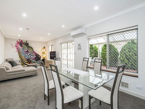 Luxury Federation Style Home - Sleeps 10 - Accommodation in Surfers Paradise 0