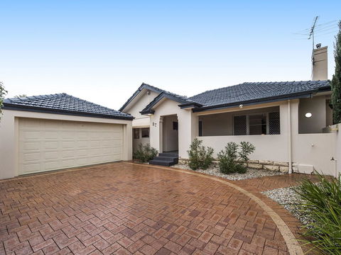 Luxury Federation Style Home - Sleeps 10 - Accommodation in Surfers Paradise 18