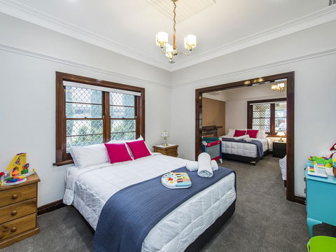 Luxury Federation Style Home - Sleeps 10 - Accommodation in Surfers Paradise 8