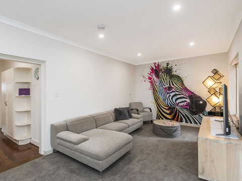 Luxury Federation Style Home - Sleeps 10 - Accommodation in Surfers Paradise 1