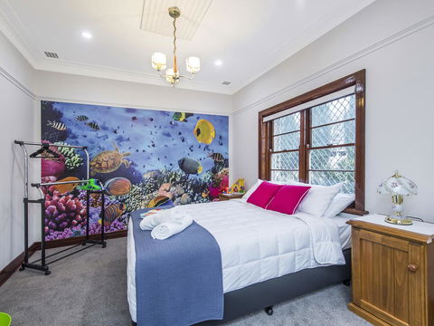 Luxury Federation Style Home - Sleeps 10 - Accommodation in Surfers Paradise 10