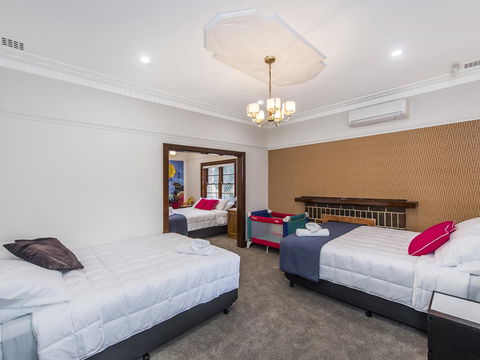 Luxury Federation Style Home - Sleeps 10 - Accommodation in Surfers Paradise 11