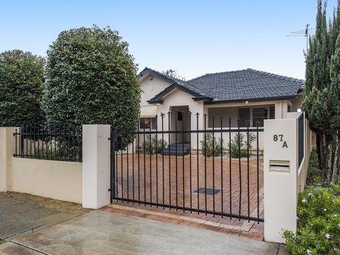 Luxury Federation Style Home - Sleeps 10 - Accommodation in Surfers Paradise 17