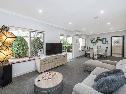 Luxury Federation Style Home - Sleeps 10 - Accommodation in Surfers Paradise 3