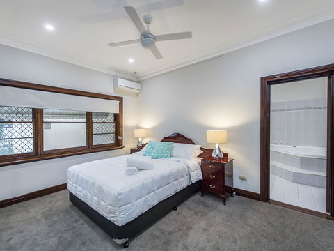 Luxury Federation Style Home - Sleeps 10 - Accommodation in Surfers Paradise 7