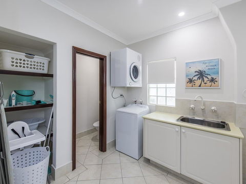 Luxury Federation Style Home - Sleeps 10 - Accommodation in Surfers Paradise 16