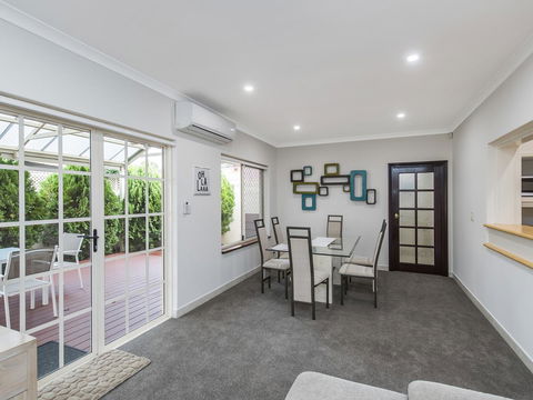 Luxury Federation Style Home - Sleeps 10 - Accommodation in Surfers Paradise 2