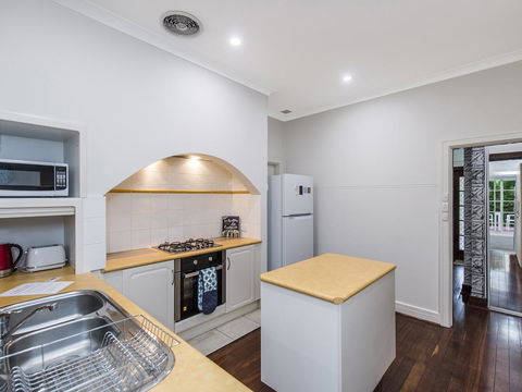 Luxury Federation Style Home - Sleeps 10 - Accommodation in Surfers Paradise 4