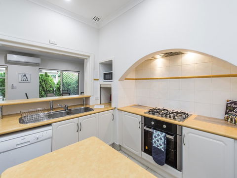 Luxury Federation Style Home - Sleeps 10 - Accommodation in Surfers Paradise 5
