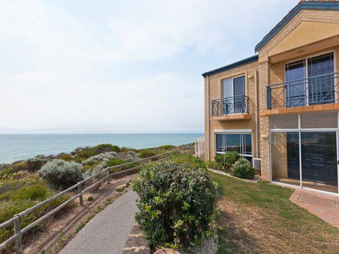 Caravel Beach House Mandurah - Accommodation in Surfers Paradise 0