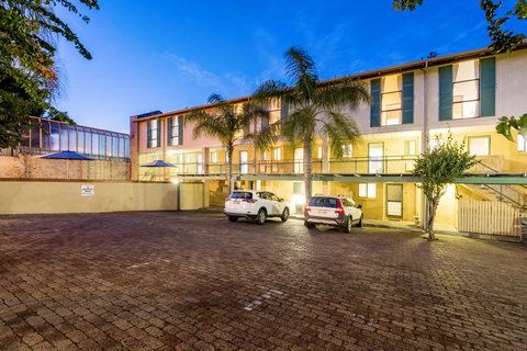 Cottesloe Beach Chalets - Accommodation in Surfers Paradise 9