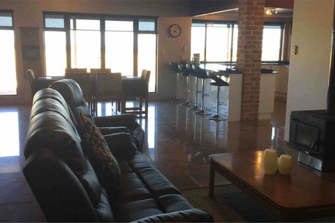 Ocean View Homestead - Accommodation in Surfers Paradise 28