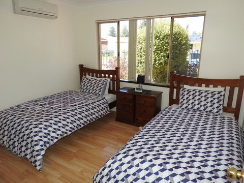 The Royal Dolphin Bed & Breakfast Safety Bay - Accommodation in Surfers Paradise 15