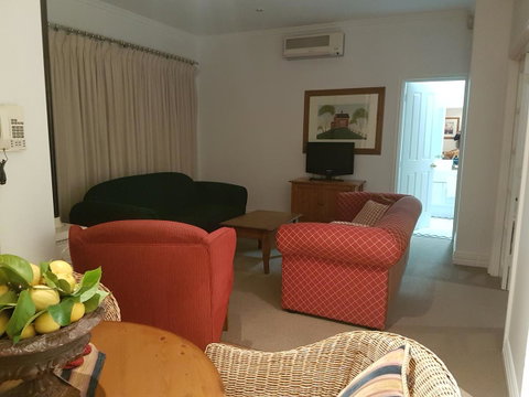 Two Sisters Chalets - Accommodation in Surfers Paradise 12