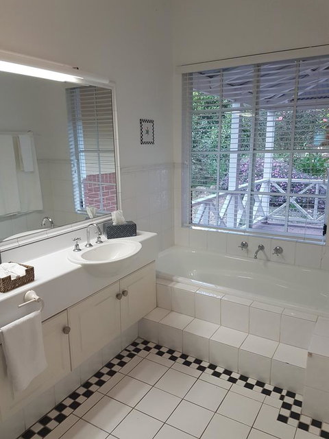 Two Sisters Chalets - Accommodation in Surfers Paradise 2