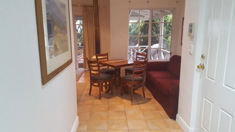 Two Sisters Chalets - Accommodation in Surfers Paradise 4
