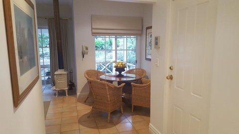 Two Sisters Chalets - Accommodation in Surfers Paradise 9