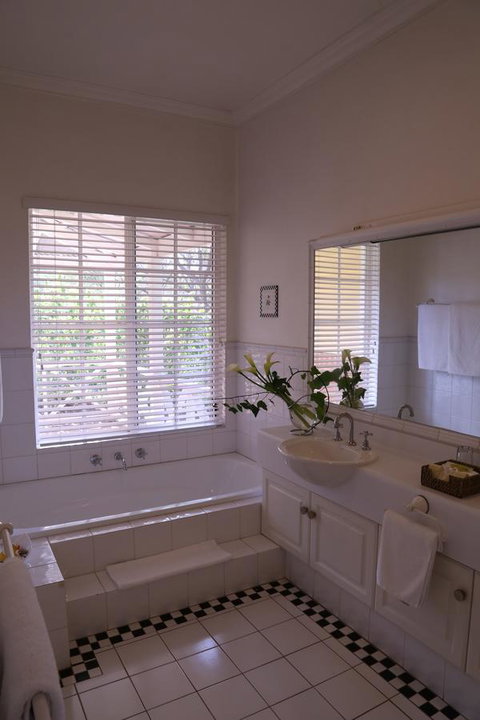 Two Sisters Chalets - Accommodation in Surfers Paradise 19