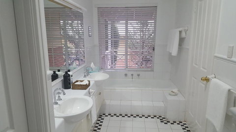 Two Sisters Chalets - Accommodation in Surfers Paradise 36