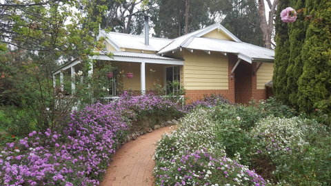 Two Sisters Chalets - Accommodation in Surfers Paradise 6