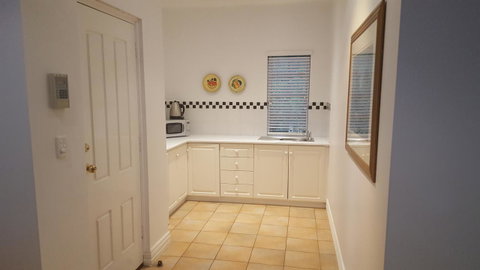 Two Sisters Chalets - Accommodation in Surfers Paradise 3