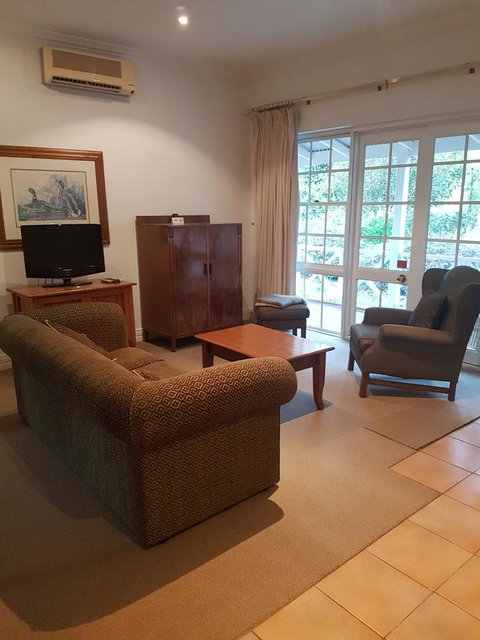 Two Sisters Chalets - Accommodation in Surfers Paradise 13