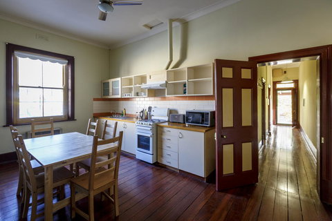 Fremantle Colonial Cottages - Accommodation in Surfers Paradise 11