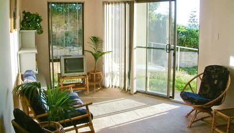 Scarborough & Absolutely Beachfront - Accommodation in Surfers Paradise 8