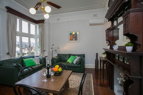 Danum House - Accommodation in Surfers Paradise 4